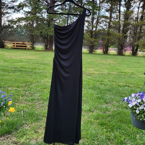 PROM SEASON, WEDDING SEASON & SPRING FORMAL SEASON! Black 1 shoulder long dress - Picture 4 of 8